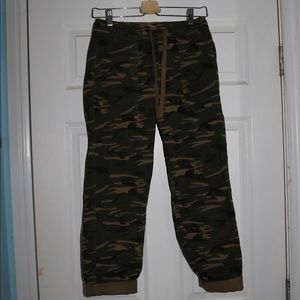 Camouflage joggers 💚